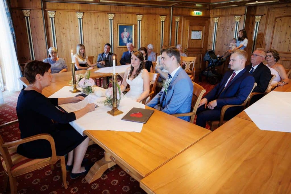 Vor der standesamtlichen Trauung im Hotel Holzrichter in Veserde-Wiblingwerde erlebten Diana und Hendrik ihren emotionalen First Look. Danach gaben sie sich im Beisein von Familie und Freunden im Herzen des Sauerlands das Ja-Wort. Diese intimen und bewegenden Momente hielt der Hochzeitsfotograf Sauerland in natürlichen Bildern fest.