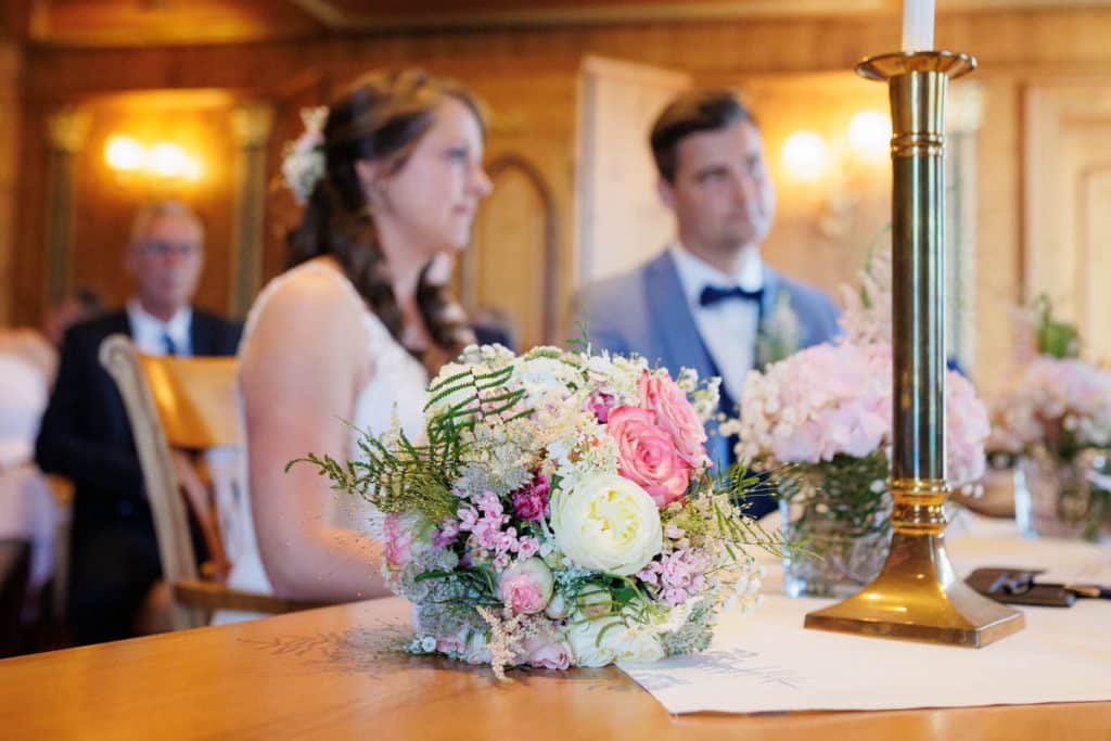 Vor der standesamtlichen Trauung im Hotel Holzrichter in Veserde-Wiblingwerde erlebten Diana und Hendrik ihren emotionalen First Look. Danach gaben sie sich im Beisein von Familie und Freunden im Herzen des Sauerlands das Ja-Wort. Diese intimen und bewegenden Momente hielt der Hochzeitsfotograf Sauerland in natürlichen Bildern fest.