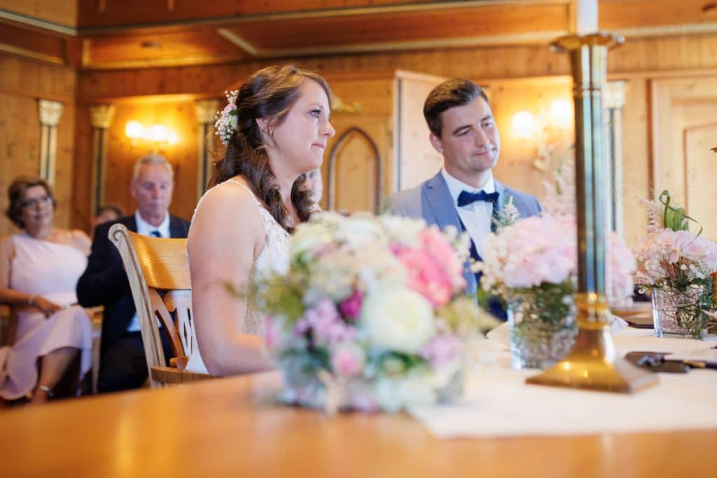 Vor der standesamtlichen Trauung im Hotel Holzrichter in Veserde-Wiblingwerde erlebten Diana und Hendrik ihren emotionalen First Look. Danach gaben sie sich im Beisein von Familie und Freunden im Herzen des Sauerlands das Ja-Wort. Diese intimen und bewegenden Momente hielt der Hochzeitsfotograf Sauerland in natürlichen Bildern fest.
