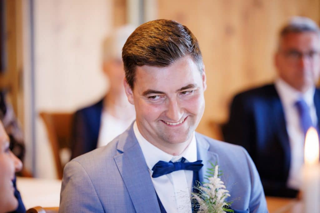 Vor der standesamtlichen Trauung im Hotel Holzrichter in Veserde-Wiblingwerde erlebten Diana und Hendrik ihren emotionalen First Look. Danach gaben sie sich im Beisein von Familie und Freunden im Herzen des Sauerlands das Ja-Wort. Diese intimen und bewegenden Momente hielt der Hochzeitsfotograf Sauerland in natürlichen Bildern fest.