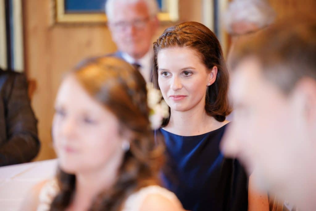 Vor der standesamtlichen Trauung im Hotel Holzrichter in Veserde-Wiblingwerde erlebten Diana und Hendrik ihren emotionalen First Look. Danach gaben sie sich im Beisein von Familie und Freunden im Herzen des Sauerlands das Ja-Wort. Diese intimen und bewegenden Momente hielt der Hochzeitsfotograf Sauerland in natürlichen Bildern fest.
