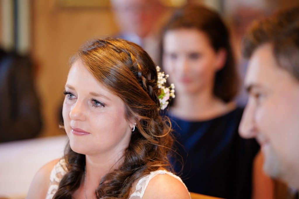 Vor der standesamtlichen Trauung im Hotel Holzrichter in Veserde-Wiblingwerde erlebten Diana und Hendrik ihren emotionalen First Look. Danach gaben sie sich im Beisein von Familie und Freunden im Herzen des Sauerlands das Ja-Wort. Diese intimen und bewegenden Momente hielt der Hochzeitsfotograf Sauerland in natürlichen Bildern fest.