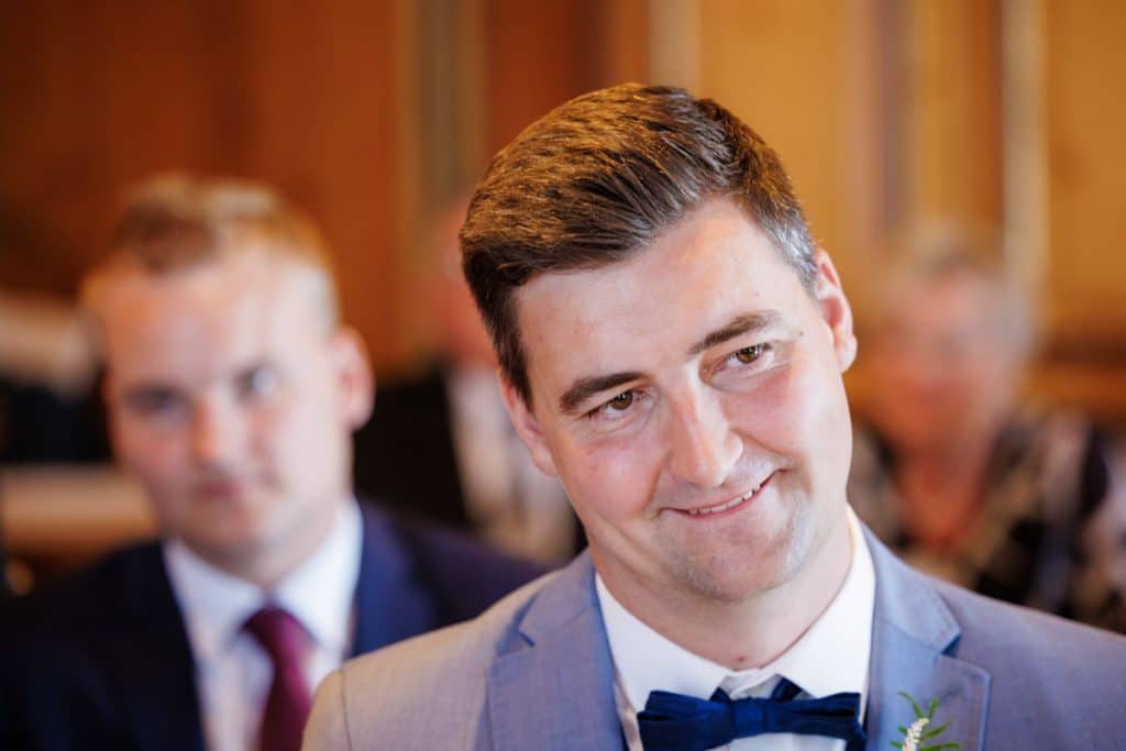 Vor der standesamtlichen Trauung im Hotel Holzrichter in Veserde-Wiblingwerde erlebten Diana und Hendrik ihren emotionalen First Look. Danach gaben sie sich im Beisein von Familie und Freunden im Herzen des Sauerlands das Ja-Wort. Diese intimen und bewegenden Momente hielt der Hochzeitsfotograf Sauerland in natürlichen Bildern fest.