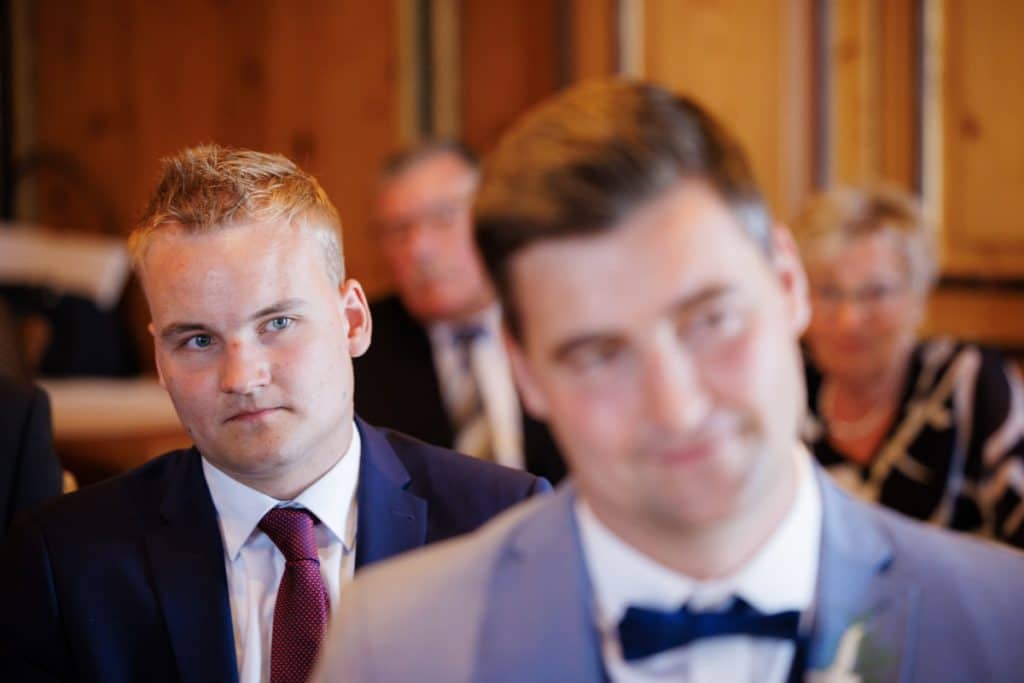 Vor der standesamtlichen Trauung im Hotel Holzrichter in Veserde-Wiblingwerde erlebten Diana und Hendrik ihren emotionalen First Look. Danach gaben sie sich im Beisein von Familie und Freunden im Herzen des Sauerlands das Ja-Wort. Diese intimen und bewegenden Momente hielt der Hochzeitsfotograf Sauerland in natürlichen Bildern fest.