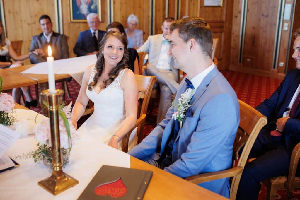 Vor der standesamtlichen Trauung im Hotel Holzrichter in Veserde-Wiblingwerde erlebten Diana und Hendrik ihren emotionalen First Look. Danach gaben sie sich im Beisein von Familie und Freunden im Herzen des Sauerlands das Ja-Wort. Diese intimen und bewegenden Momente hielt der Hochzeitsfotograf Sauerland in natürlichen Bildern fest.