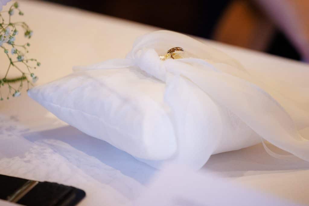 Vor der standesamtlichen Trauung im Hotel Holzrichter in Veserde-Wiblingwerde erlebten Diana und Hendrik ihren emotionalen First Look. Danach gaben sie sich im Beisein von Familie und Freunden im Herzen des Sauerlands das Ja-Wort. Diese intimen und bewegenden Momente hielt der Hochzeitsfotograf Sauerland in natürlichen Bildern fest.