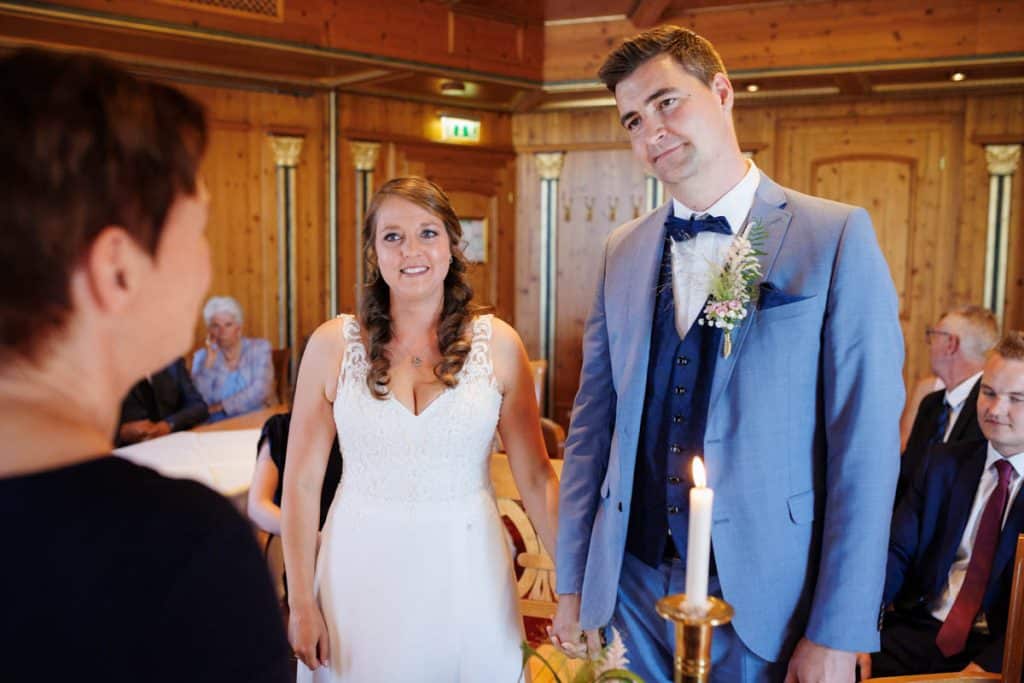 Vor der standesamtlichen Trauung im Hotel Holzrichter in Veserde-Wiblingwerde erlebten Diana und Hendrik ihren emotionalen First Look. Danach gaben sie sich im Beisein von Familie und Freunden im Herzen des Sauerlands das Ja-Wort. Diese intimen und bewegenden Momente hielt der Hochzeitsfotograf Sauerland in natürlichen Bildern fest.