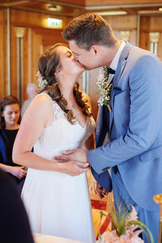 Vor der standesamtlichen Trauung im Hotel Holzrichter in Veserde-Wiblingwerde erlebten Diana und Hendrik ihren emotionalen First Look. Danach gaben sie sich im Beisein von Familie und Freunden im Herzen des Sauerlands das Ja-Wort. Diese intimen und bewegenden Momente hielt der Hochzeitsfotograf Sauerland in natürlichen Bildern fest.