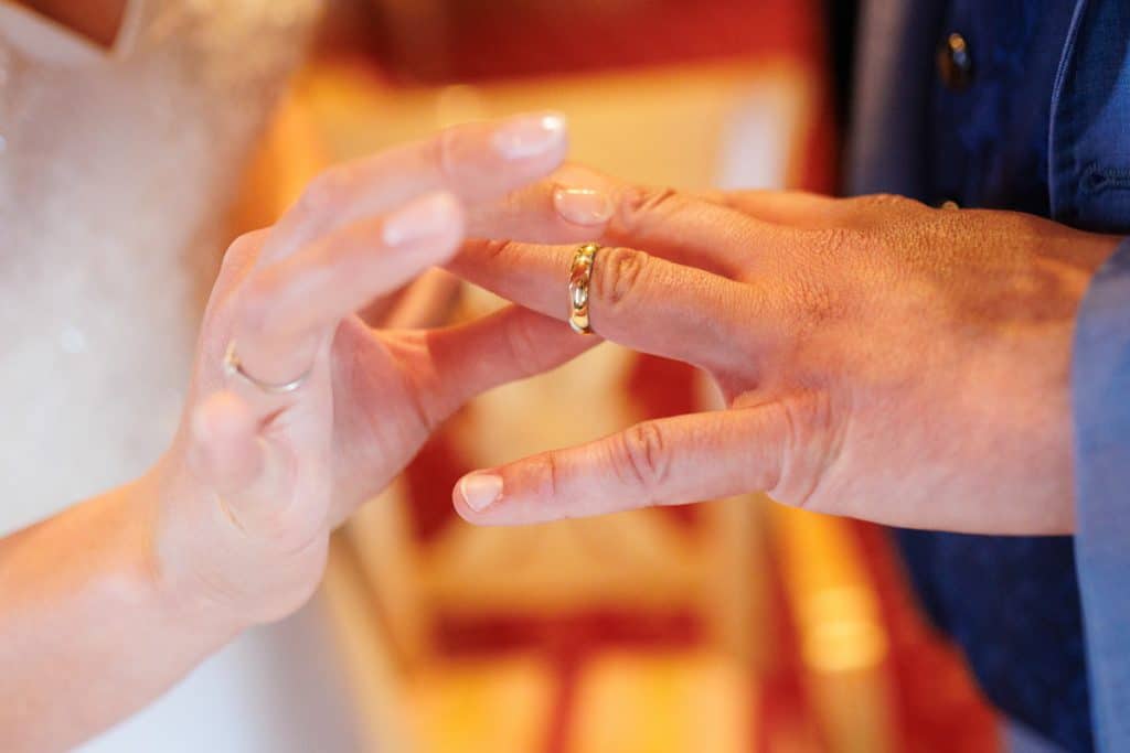 Vor der standesamtlichen Trauung im Hotel Holzrichter in Veserde-Wiblingwerde erlebten Diana und Hendrik ihren emotionalen First Look. Danach gaben sie sich im Beisein von Familie und Freunden im Herzen des Sauerlands das Ja-Wort. Diese intimen und bewegenden Momente hielt der Hochzeitsfotograf Sauerland in natürlichen Bildern fest.