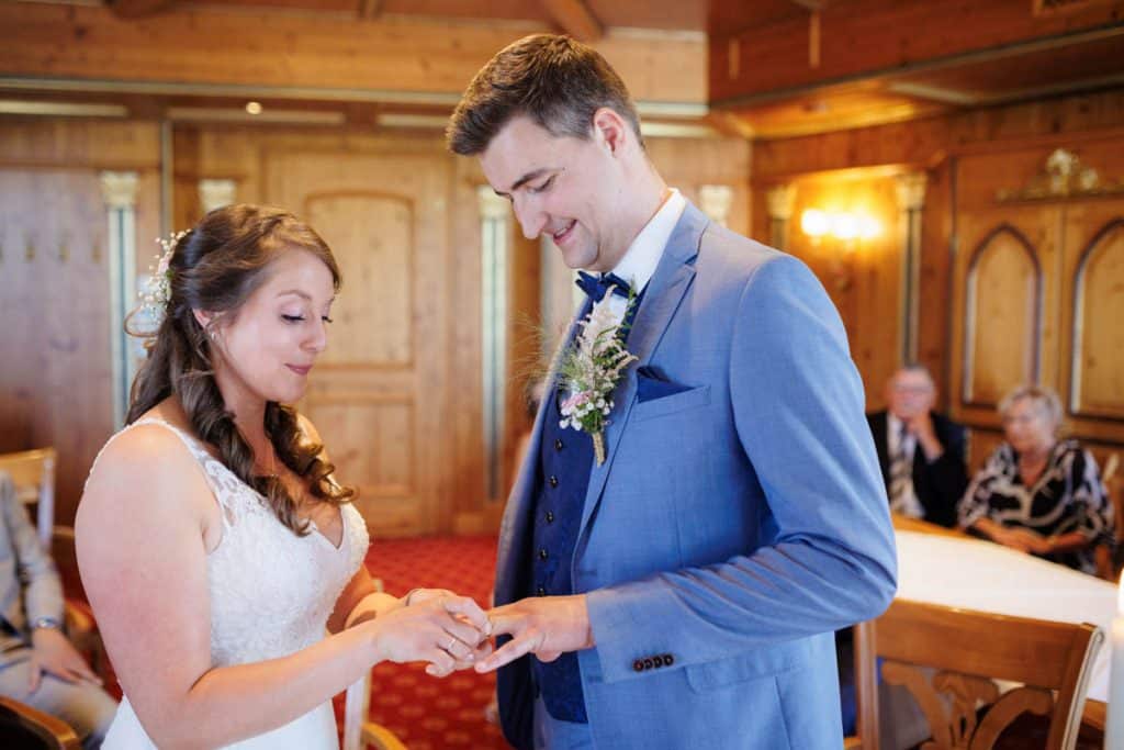Vor der standesamtlichen Trauung im Hotel Holzrichter in Veserde-Wiblingwerde erlebten Diana und Hendrik ihren emotionalen First Look. Danach gaben sie sich im Beisein von Familie und Freunden im Herzen des Sauerlands das Ja-Wort. Diese intimen und bewegenden Momente hielt der Hochzeitsfotograf Sauerland in natürlichen Bildern fest.