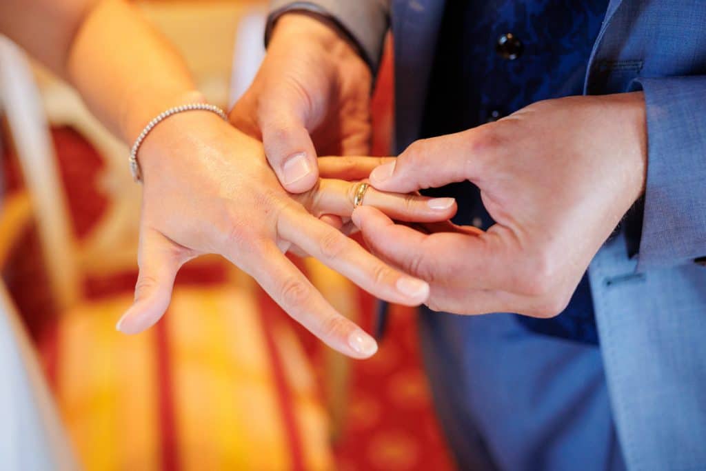 Vor der standesamtlichen Trauung im Hotel Holzrichter in Veserde-Wiblingwerde erlebten Diana und Hendrik ihren emotionalen First Look. Danach gaben sie sich im Beisein von Familie und Freunden im Herzen des Sauerlands das Ja-Wort. Diese intimen und bewegenden Momente hielt der Hochzeitsfotograf Sauerland in natürlichen Bildern fest.