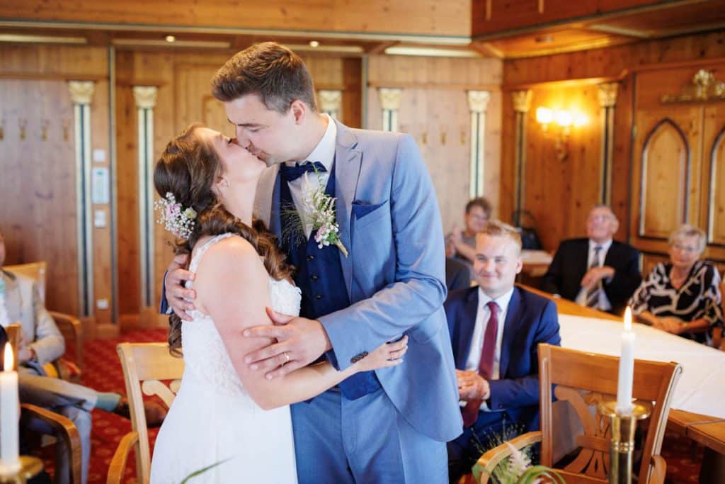 Vor der standesamtlichen Trauung im Hotel Holzrichter in Veserde-Wiblingwerde erlebten Diana und Hendrik ihren emotionalen First Look. Danach gaben sie sich im Beisein von Familie und Freunden im Herzen des Sauerlands das Ja-Wort. Diese intimen und bewegenden Momente hielt der Hochzeitsfotograf Sauerland in natürlichen Bildern fest.