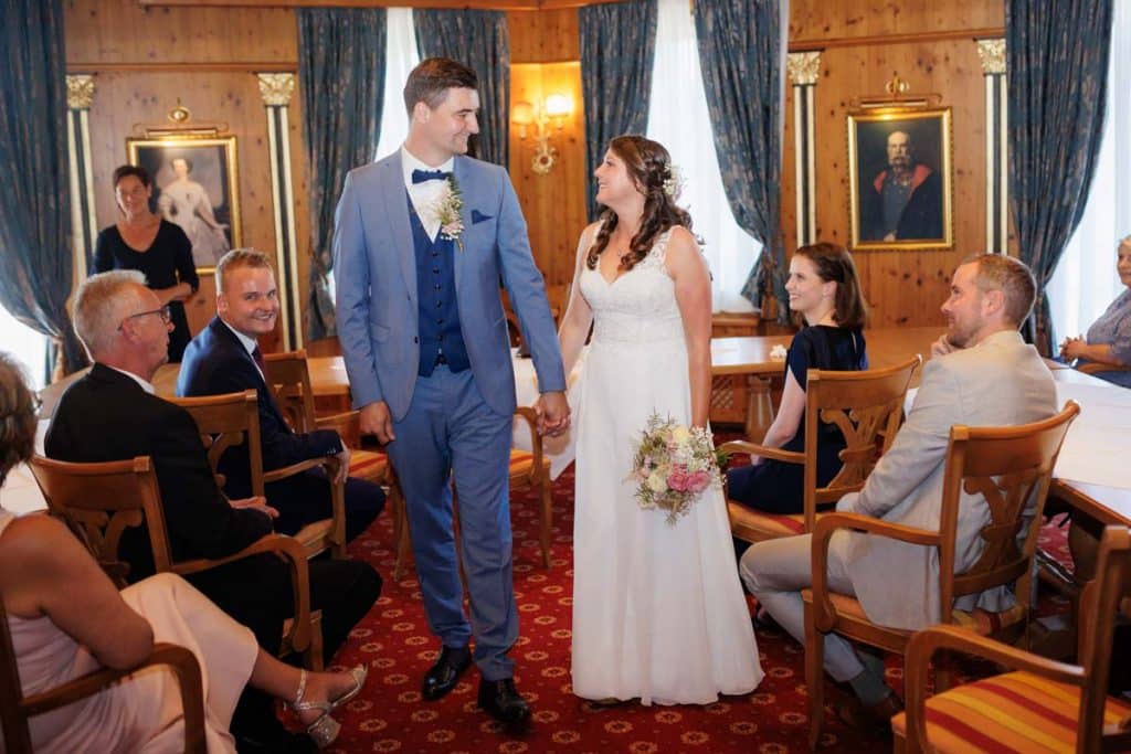 Vor der standesamtlichen Trauung im Hotel Holzrichter in Veserde-Wiblingwerde erlebten Diana und Hendrik ihren emotionalen First Look. Danach gaben sie sich im Beisein von Familie und Freunden im Herzen des Sauerlands das Ja-Wort. Diese intimen und bewegenden Momente hielt der Hochzeitsfotograf Sauerland in natürlichen Bildern fest.