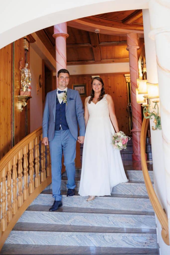 Vor der standesamtlichen Trauung im Hotel Holzrichter in Veserde-Wiblingwerde erlebten Diana und Hendrik ihren emotionalen First Look. Danach gaben sie sich im Beisein von Familie und Freunden im Herzen des Sauerlands das Ja-Wort. Diese intimen und bewegenden Momente hielt der Hochzeitsfotograf Sauerland in natürlichen Bildern fest.