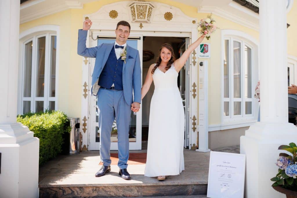 Vor der standesamtlichen Trauung im Hotel Holzrichter in Veserde-Wiblingwerde erlebten Diana und Hendrik ihren emotionalen First Look. Danach gaben sie sich im Beisein von Familie und Freunden im Herzen des Sauerlands das Ja-Wort. Diese intimen und bewegenden Momente hielt der Hochzeitsfotograf Sauerland in natürlichen Bildern fest.