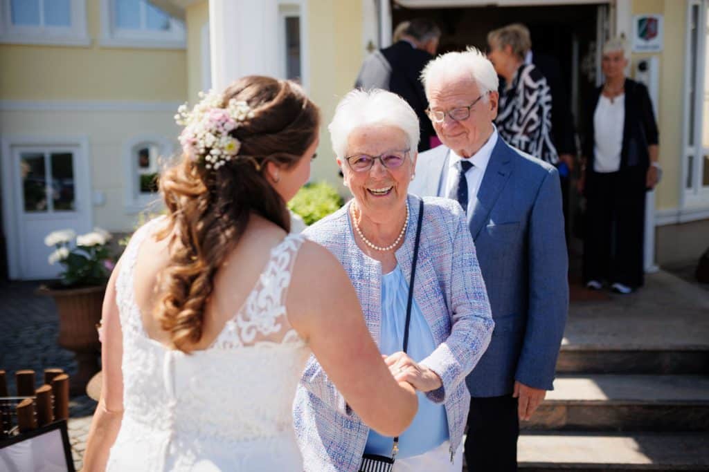 Vor der standesamtlichen Trauung im Hotel Holzrichter in Veserde-Wiblingwerde erlebten Diana und Hendrik ihren emotionalen First Look. Danach gaben sie sich im Beisein von Familie und Freunden im Herzen des Sauerlands das Ja-Wort. Diese intimen und bewegenden Momente hielt der Hochzeitsfotograf Sauerland in natürlichen Bildern fest.