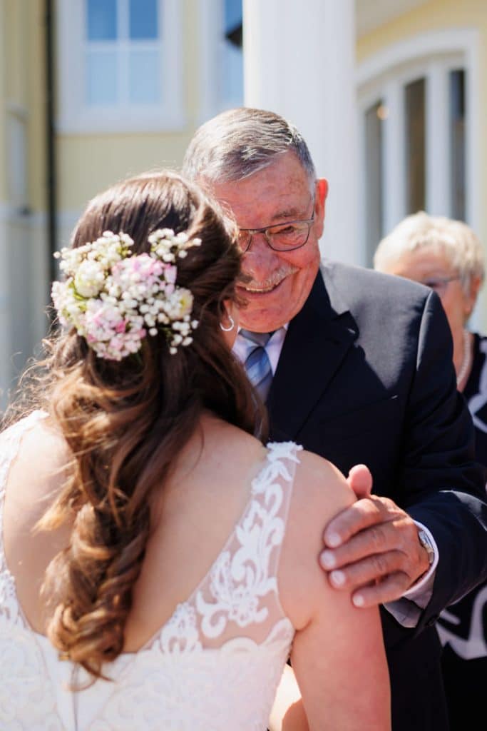 Vor der standesamtlichen Trauung im Hotel Holzrichter in Veserde-Wiblingwerde erlebten Diana und Hendrik ihren emotionalen First Look. Danach gaben sie sich im Beisein von Familie und Freunden im Herzen des Sauerlands das Ja-Wort. Diese intimen und bewegenden Momente hielt der Hochzeitsfotograf Sauerland in natürlichen Bildern fest.