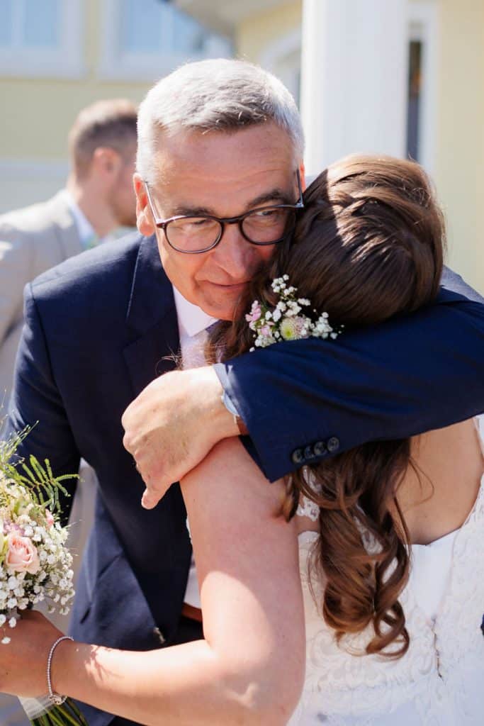 Vor der standesamtlichen Trauung im Hotel Holzrichter in Veserde-Wiblingwerde erlebten Diana und Hendrik ihren emotionalen First Look. Danach gaben sie sich im Beisein von Familie und Freunden im Herzen des Sauerlands das Ja-Wort. Diese intimen und bewegenden Momente hielt der Hochzeitsfotograf Sauerland in natürlichen Bildern fest.