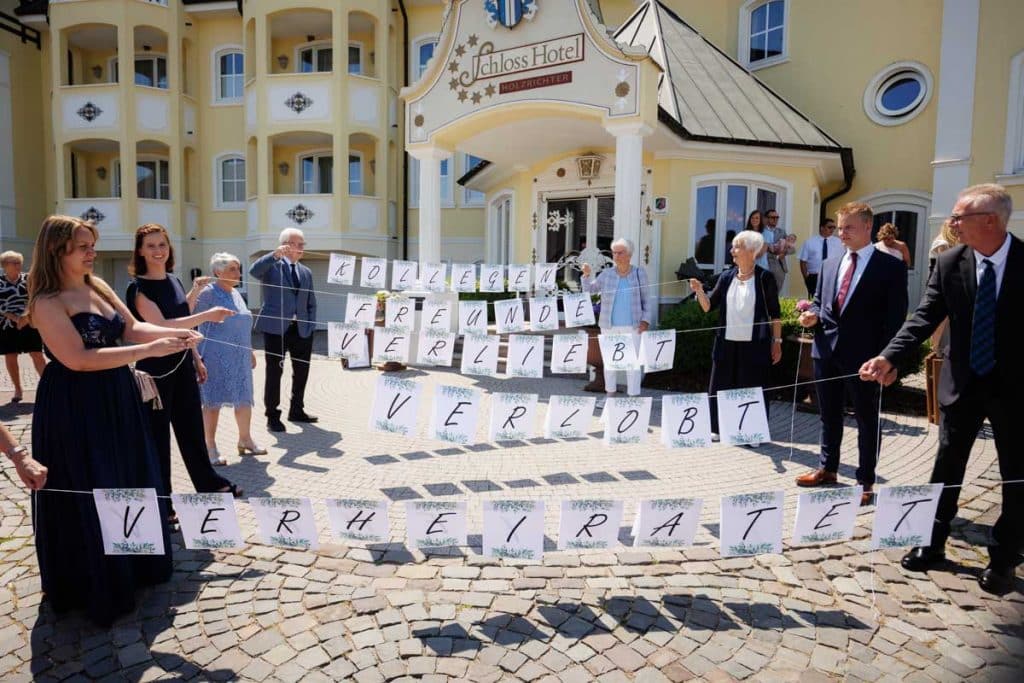 Vor der standesamtlichen Trauung im Hotel Holzrichter in Veserde-Wiblingwerde erlebten Diana und Hendrik ihren emotionalen First Look. Danach gaben sie sich im Beisein von Familie und Freunden im Herzen des Sauerlands das Ja-Wort. Diese intimen und bewegenden Momente hielt der Hochzeitsfotograf Sauerland in natürlichen Bildern fest.