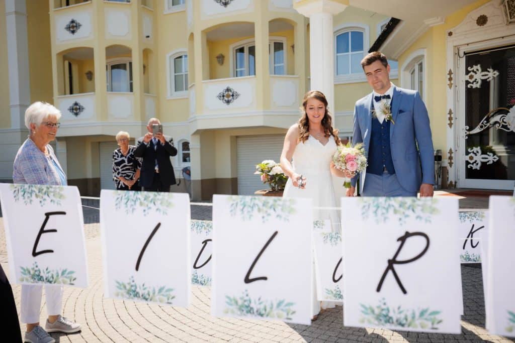 Vor der standesamtlichen Trauung im Hotel Holzrichter in Veserde-Wiblingwerde erlebten Diana und Hendrik ihren emotionalen First Look. Danach gaben sie sich im Beisein von Familie und Freunden im Herzen des Sauerlands das Ja-Wort. Diese intimen und bewegenden Momente hielt der Hochzeitsfotograf Sauerland in natürlichen Bildern fest.