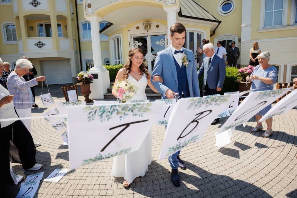 Vor der standesamtlichen Trauung im Hotel Holzrichter in Veserde-Wiblingwerde erlebten Diana und Hendrik ihren emotionalen First Look. Danach gaben sie sich im Beisein von Familie und Freunden im Herzen des Sauerlands das Ja-Wort. Diese intimen und bewegenden Momente hielt der Hochzeitsfotograf Sauerland in natürlichen Bildern fest.
