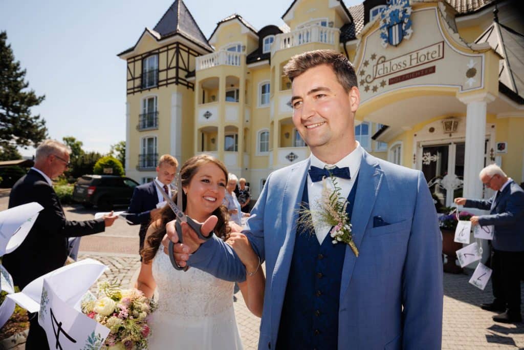 Vor der standesamtlichen Trauung im Hotel Holzrichter in Veserde-Wiblingwerde erlebten Diana und Hendrik ihren emotionalen First Look. Danach gaben sie sich im Beisein von Familie und Freunden im Herzen des Sauerlands das Ja-Wort. Diese intimen und bewegenden Momente hielt der Hochzeitsfotograf Sauerland in natürlichen Bildern fest.