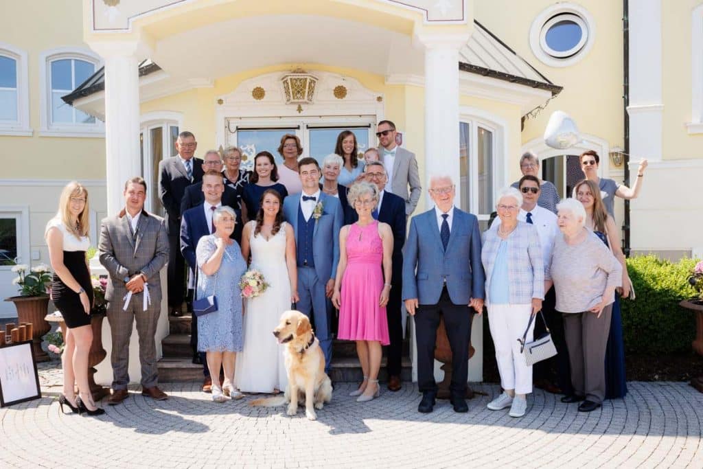 Vor der standesamtlichen Trauung im Hotel Holzrichter in Veserde-Wiblingwerde erlebten Diana und Hendrik ihren emotionalen First Look. Danach gaben sie sich im Beisein von Familie und Freunden im Herzen des Sauerlands das Ja-Wort. Diese intimen und bewegenden Momente hielt der Hochzeitsfotograf Sauerland in natürlichen Bildern fest.