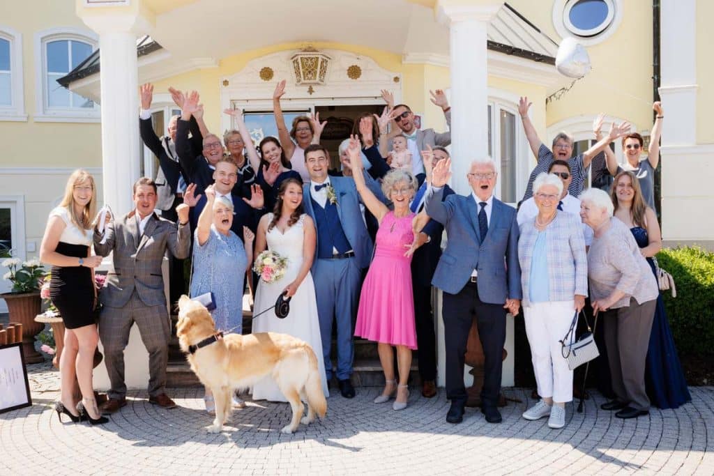 Vor der standesamtlichen Trauung im Hotel Holzrichter in Veserde-Wiblingwerde erlebten Diana und Hendrik ihren emotionalen First Look. Danach gaben sie sich im Beisein von Familie und Freunden im Herzen des Sauerlands das Ja-Wort. Diese intimen und bewegenden Momente hielt der Hochzeitsfotograf Sauerland in natürlichen Bildern fest.