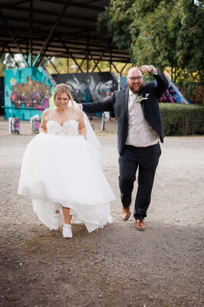 Fotoshooting im Landschaftspark Duisburg Nord: Das Brautpaar posiert in der einzigartigen Industriekulisse zwischen alten Stahlkonstruktionen und grüner Natur. Kreative und emotionale Hochzeitsfotos voller Kontraste, festgehalten vom Hochzeitsfotograf Duisburg.