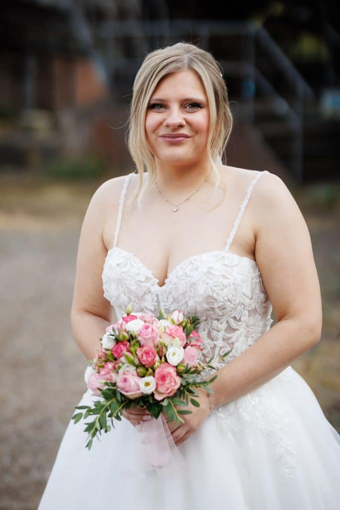 Fotoshooting im Landschaftspark Duisburg Nord: Das Brautpaar posiert in der einzigartigen Industriekulisse zwischen alten Stahlkonstruktionen und grüner Natur. Kreative und emotionale Hochzeitsfotos voller Kontraste, festgehalten vom Hochzeitsfotograf Duisburg.