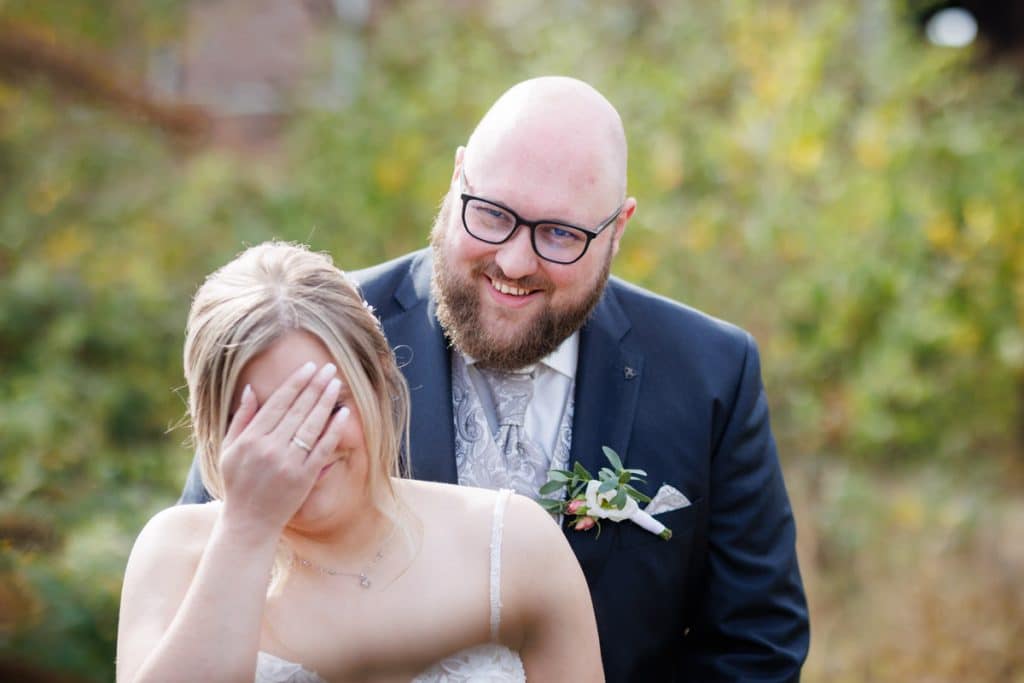 Fotoshooting im Landschaftspark Duisburg Nord: Das Brautpaar posiert in der einzigartigen Industriekulisse zwischen alten Stahlkonstruktionen und grüner Natur. Kreative und emotionale Hochzeitsfotos voller Kontraste, festgehalten vom Hochzeitsfotograf Duisburg.