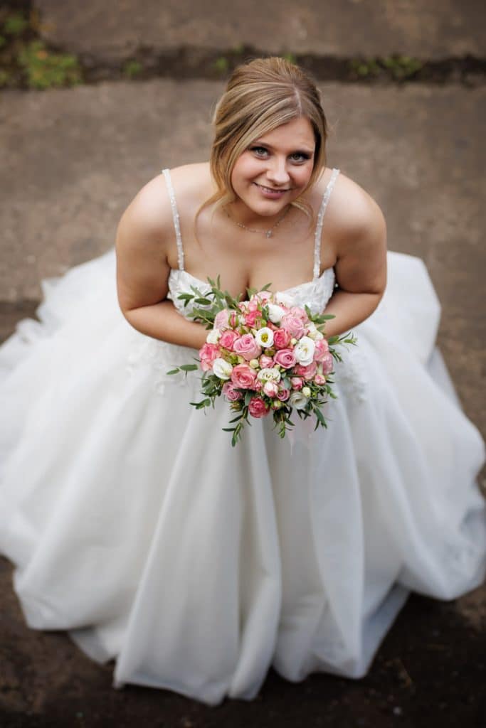 Fotoshooting im Landschaftspark Duisburg Nord: Das Brautpaar posiert in der einzigartigen Industriekulisse zwischen alten Stahlkonstruktionen und grüner Natur. Kreative und emotionale Hochzeitsfotos voller Kontraste, festgehalten vom Hochzeitsfotograf Duisburg.