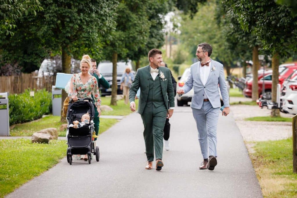 Emotionale freie Trauung im Innenbereich des Landgut Hochwald in Sonsbeck: Das Brautpaar gibt sich vor Familie und Freunden das Ja-Wort. Kerzen, Blumenarrangements und stimmungsvolles Licht sorgen für eine romantische Atmosphäre. Besondere Augenblicke festgehalten vom Hochzeitsfotograf Niederrhein.