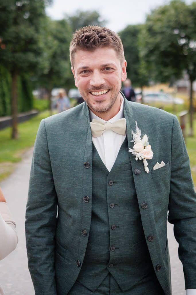 Emotionale freie Trauung im Innenbereich des Landgut Hochwald in Sonsbeck: Das Brautpaar gibt sich vor Familie und Freunden das Ja-Wort. Kerzen, Blumenarrangements und stimmungsvolles Licht sorgen für eine romantische Atmosphäre. Besondere Augenblicke festgehalten vom Hochzeitsfotograf Niederrhein.