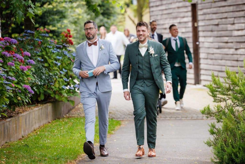 Emotionale freie Trauung im Innenbereich des Landgut Hochwald in Sonsbeck: Das Brautpaar gibt sich vor Familie und Freunden das Ja-Wort. Kerzen, Blumenarrangements und stimmungsvolles Licht sorgen für eine romantische Atmosphäre. Besondere Augenblicke festgehalten vom Hochzeitsfotograf Niederrhein.