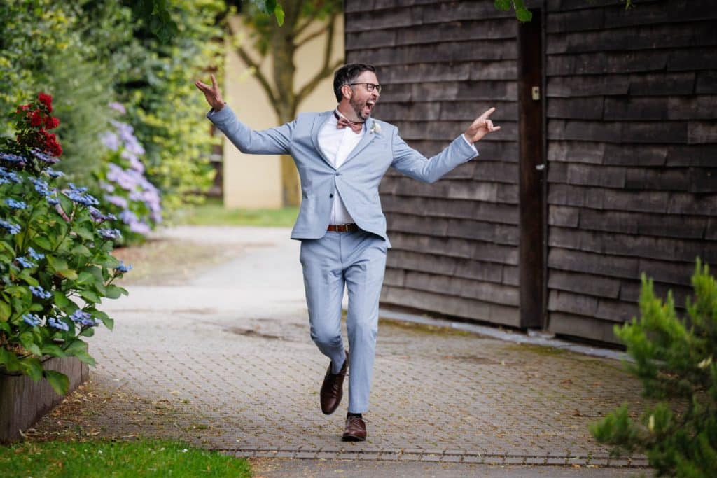 Emotionale freie Trauung im Innenbereich des Landgut Hochwald in Sonsbeck: Das Brautpaar gibt sich vor Familie und Freunden das Ja-Wort. Kerzen, Blumenarrangements und stimmungsvolles Licht sorgen für eine romantische Atmosphäre. Besondere Augenblicke festgehalten vom Hochzeitsfotograf Niederrhein.