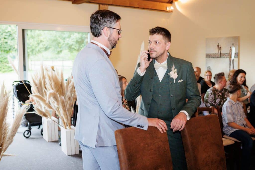Emotionale freie Trauung im Innenbereich des Landgut Hochwald in Sonsbeck: Das Brautpaar gibt sich vor Familie und Freunden das Ja-Wort. Kerzen, Blumenarrangements und stimmungsvolles Licht sorgen für eine romantische Atmosphäre. Besondere Augenblicke festgehalten vom Hochzeitsfotograf Niederrhein.