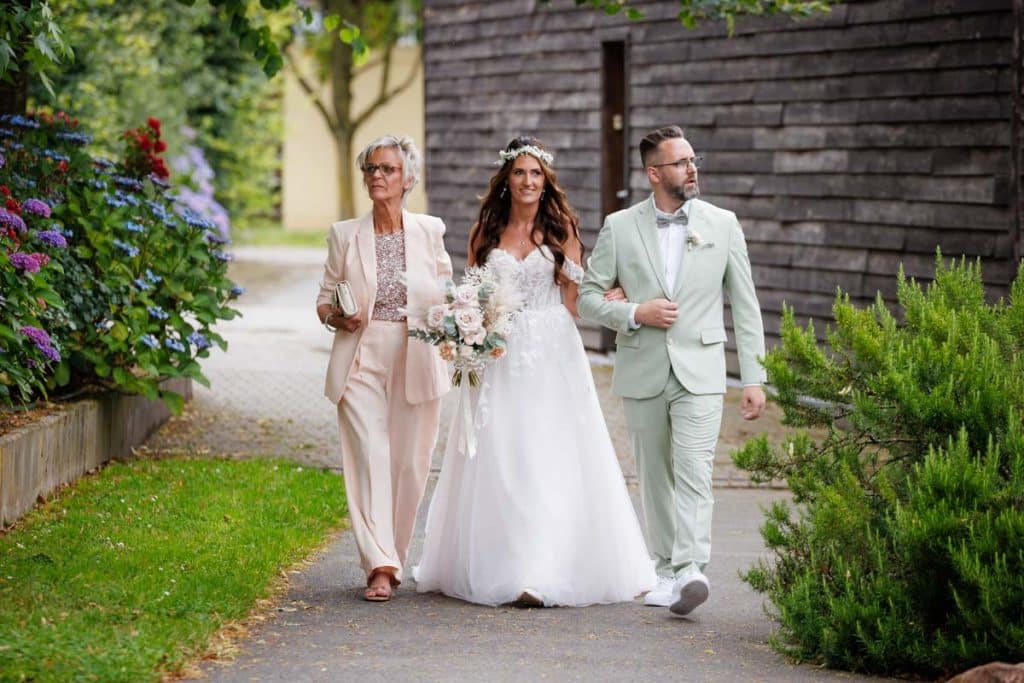 Emotionale freie Trauung im Innenbereich des Landgut Hochwald in Sonsbeck: Das Brautpaar gibt sich vor Familie und Freunden das Ja-Wort. Kerzen, Blumenarrangements und stimmungsvolles Licht sorgen für eine romantische Atmosphäre. Besondere Augenblicke festgehalten vom Hochzeitsfotograf Niederrhein.