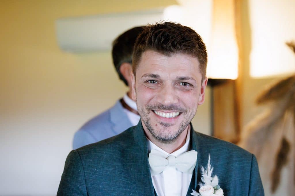 Emotionale freie Trauung im Innenbereich des Landgut Hochwald in Sonsbeck: Das Brautpaar gibt sich vor Familie und Freunden das Ja-Wort. Kerzen, Blumenarrangements und stimmungsvolles Licht sorgen für eine romantische Atmosphäre. Besondere Augenblicke festgehalten vom Hochzeitsfotograf Niederrhein.