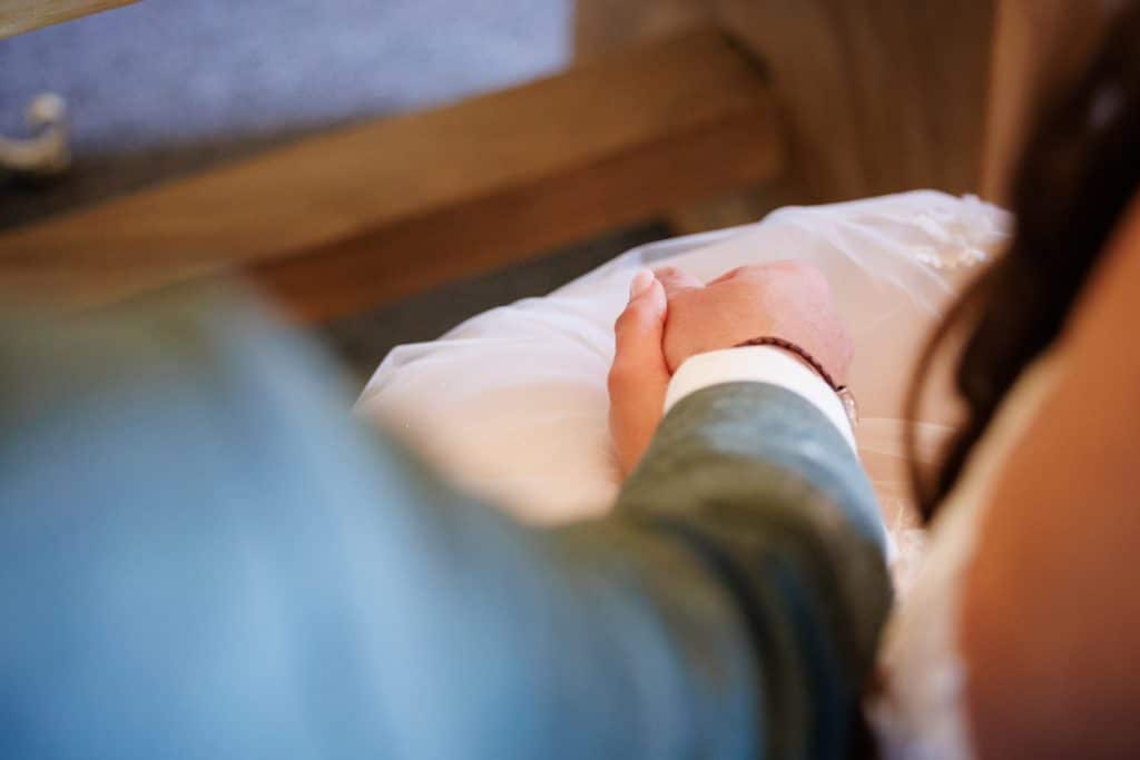 Emotionale freie Trauung im Innenbereich des Landgut Hochwald in Sonsbeck: Das Brautpaar gibt sich vor Familie und Freunden das Ja-Wort. Kerzen, Blumenarrangements und stimmungsvolles Licht sorgen für eine romantische Atmosphäre. Besondere Augenblicke festgehalten vom Hochzeitsfotograf Niederrhein.