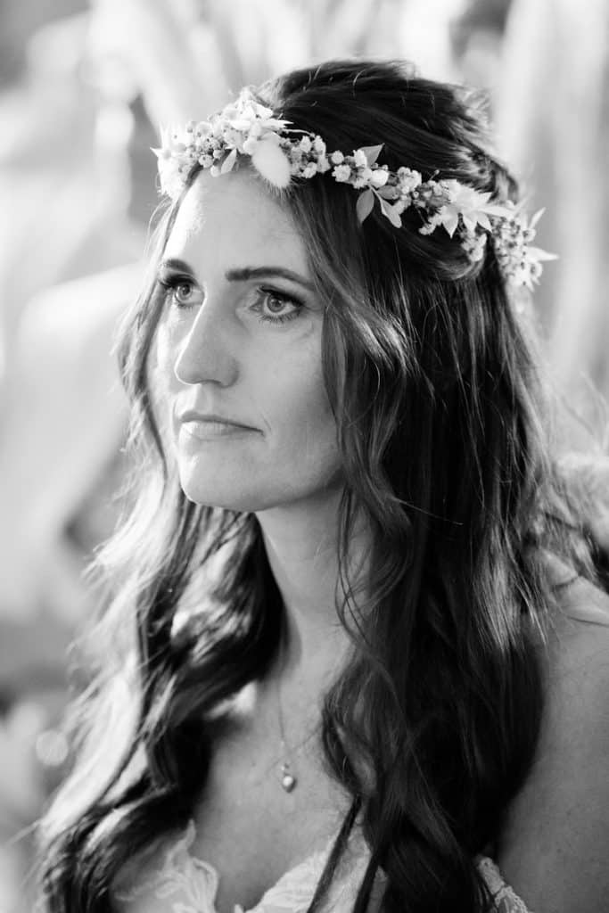 Emotionale freie Trauung im Innenbereich des Landgut Hochwald in Sonsbeck: Das Brautpaar gibt sich vor Familie und Freunden das Ja-Wort. Kerzen, Blumenarrangements und stimmungsvolles Licht sorgen für eine romantische Atmosphäre. Besondere Augenblicke festgehalten vom Hochzeitsfotograf Niederrhein.