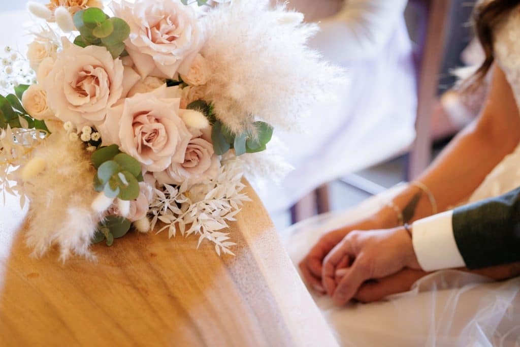 Emotionale freie Trauung im Innenbereich des Landgut Hochwald in Sonsbeck: Das Brautpaar gibt sich vor Familie und Freunden das Ja-Wort. Kerzen, Blumenarrangements und stimmungsvolles Licht sorgen für eine romantische Atmosphäre. Besondere Augenblicke festgehalten vom Hochzeitsfotograf Niederrhein.