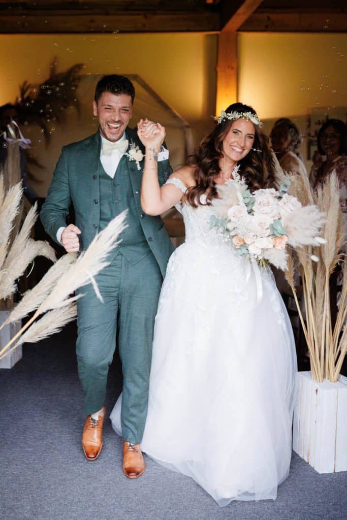Emotionale freie Trauung im Innenbereich des Landgut Hochwald in Sonsbeck: Das Brautpaar gibt sich vor Familie und Freunden das Ja-Wort. Kerzen, Blumenarrangements und stimmungsvolles Licht sorgen für eine romantische Atmosphäre. Besondere Augenblicke festgehalten vom Hochzeitsfotograf Niederrhein.
