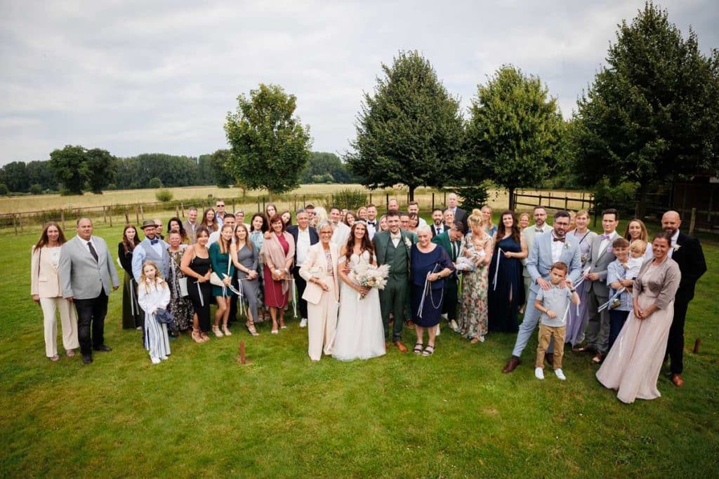 Emotionale freie Trauung im Innenbereich des Landgut Hochwald in Sonsbeck: Das Brautpaar gibt sich vor Familie und Freunden das Ja-Wort. Kerzen, Blumenarrangements und stimmungsvolles Licht sorgen für eine romantische Atmosphäre. Besondere Augenblicke festgehalten vom Hochzeitsfotograf Niederrhein.