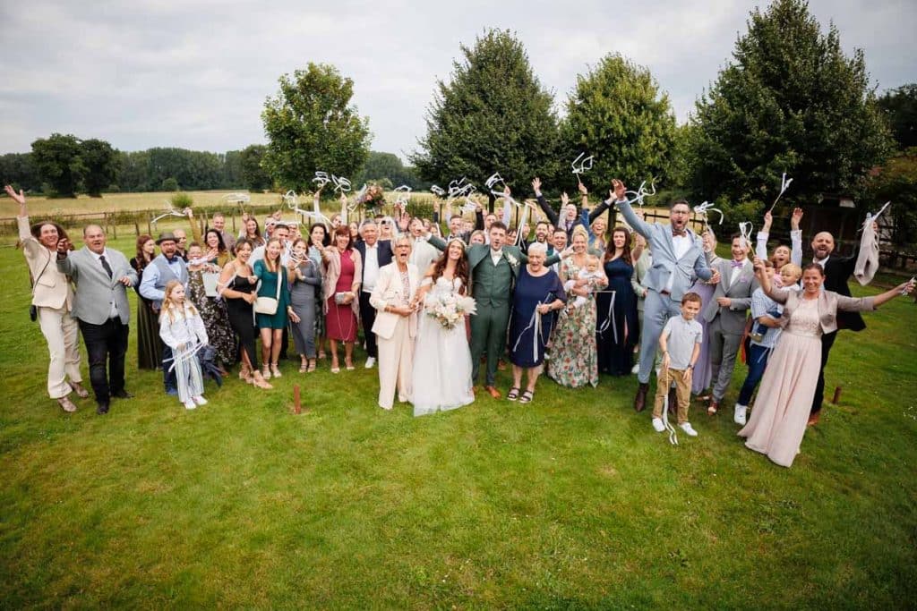 Emotionale freie Trauung im Innenbereich des Landgut Hochwald in Sonsbeck: Das Brautpaar gibt sich vor Familie und Freunden das Ja-Wort. Kerzen, Blumenarrangements und stimmungsvolles Licht sorgen für eine romantische Atmosphäre. Besondere Augenblicke festgehalten vom Hochzeitsfotograf Niederrhein.