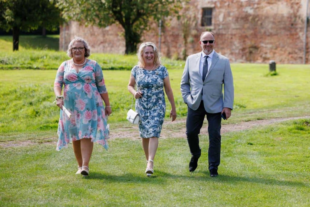Freie Trauung in der stilvollen Orangerie von Schloss Diersfordt in Wesel: Das Brautpaar gibt sich vor Familie und Freunden das Ja-Wort in eleganter, lichtdurchfluteter Umgebung. Blumendekoration, romantisches Ambiente und die besondere Location machen diesen Moment einzigartig. Festgehalten vom Hochzeitsfotograf Wesel.