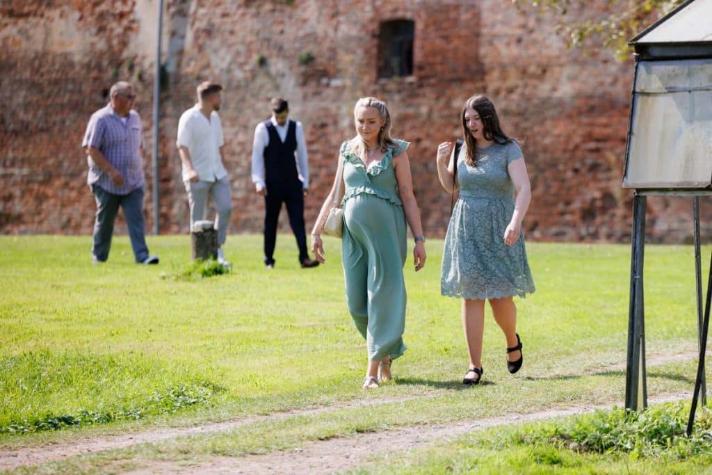 Freie Trauung in der stilvollen Orangerie von Schloss Diersfordt in Wesel: Das Brautpaar gibt sich vor Familie und Freunden das Ja-Wort in eleganter, lichtdurchfluteter Umgebung. Blumendekoration, romantisches Ambiente und die besondere Location machen diesen Moment einzigartig. Festgehalten vom Hochzeitsfotograf Wesel.