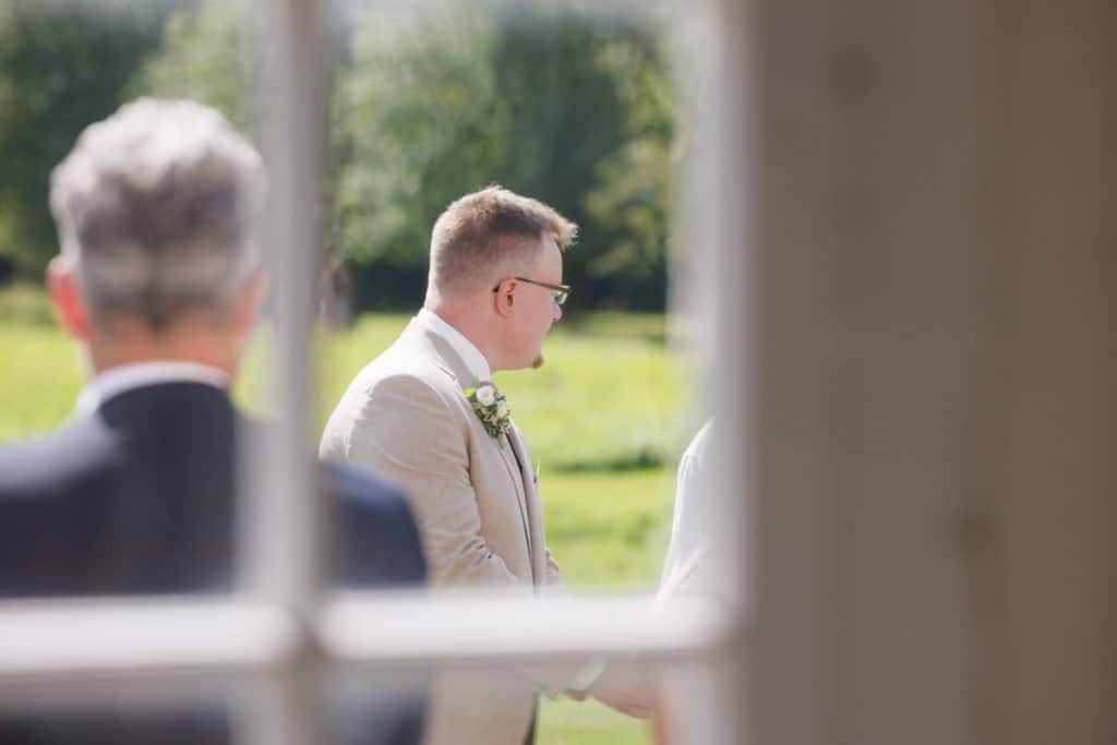 Freie Trauung in der stilvollen Orangerie von Schloss Diersfordt in Wesel: Das Brautpaar gibt sich vor Familie und Freunden das Ja-Wort in eleganter, lichtdurchfluteter Umgebung. Blumendekoration, romantisches Ambiente und die besondere Location machen diesen Moment einzigartig. Festgehalten vom Hochzeitsfotograf Wesel.