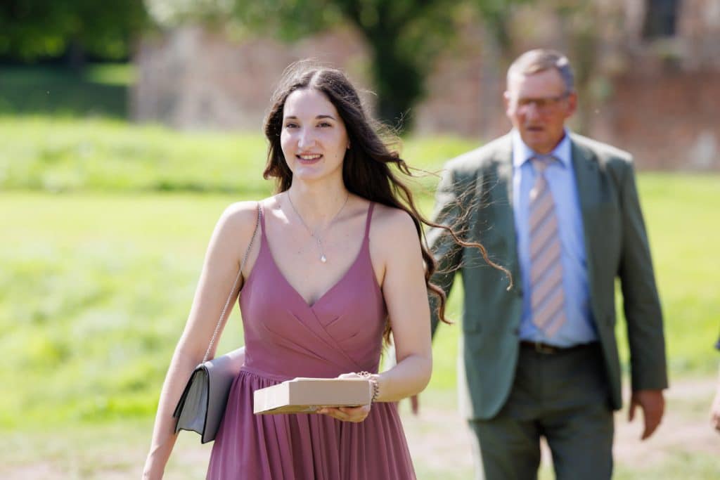 Freie Trauung in der stilvollen Orangerie von Schloss Diersfordt in Wesel: Das Brautpaar gibt sich vor Familie und Freunden das Ja-Wort in eleganter, lichtdurchfluteter Umgebung. Blumendekoration, romantisches Ambiente und die besondere Location machen diesen Moment einzigartig. Festgehalten vom Hochzeitsfotograf Wesel.