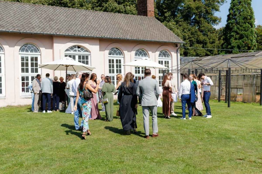 Freie Trauung in der stilvollen Orangerie von Schloss Diersfordt in Wesel: Das Brautpaar gibt sich vor Familie und Freunden das Ja-Wort in eleganter, lichtdurchfluteter Umgebung. Blumendekoration, romantisches Ambiente und die besondere Location machen diesen Moment einzigartig. Festgehalten vom Hochzeitsfotograf Wesel.